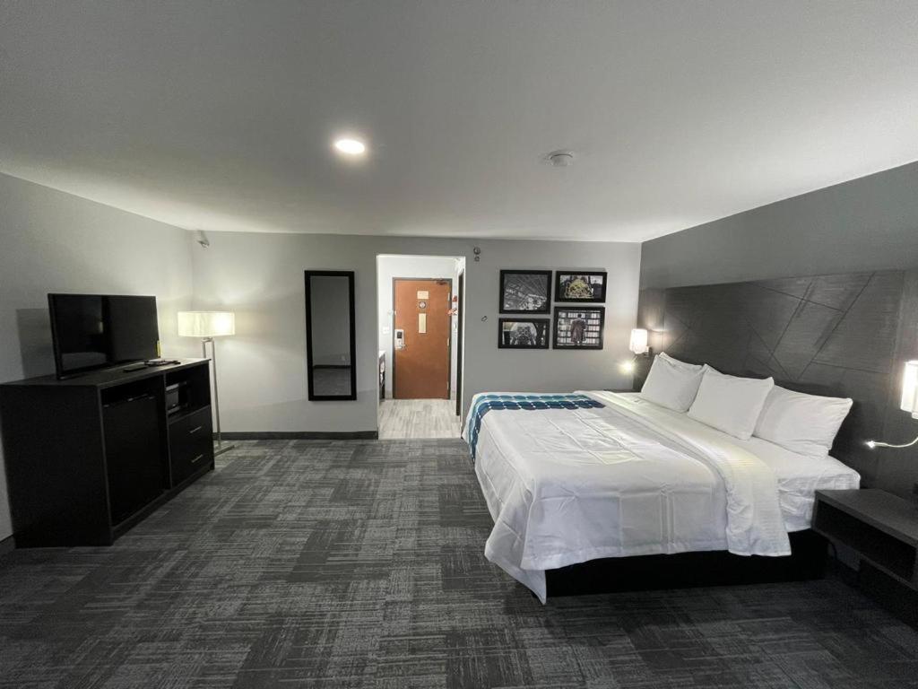 La Quinta Inn By Wyndham Indianapolis Airport Executive Dr Exterior photo