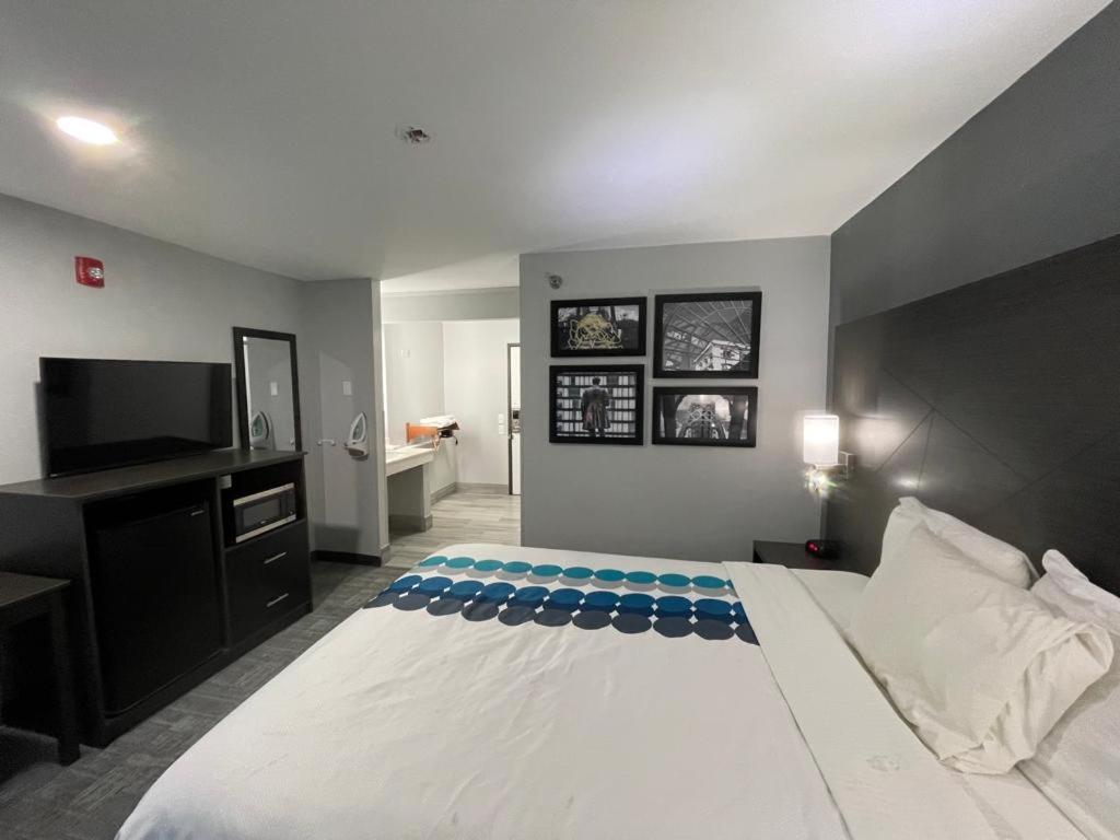 La Quinta Inn By Wyndham Indianapolis Airport Executive Dr Exterior photo