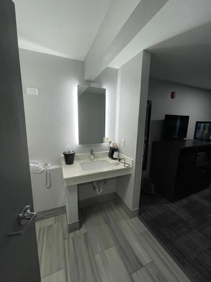 La Quinta Inn By Wyndham Indianapolis Airport Executive Dr Exterior photo