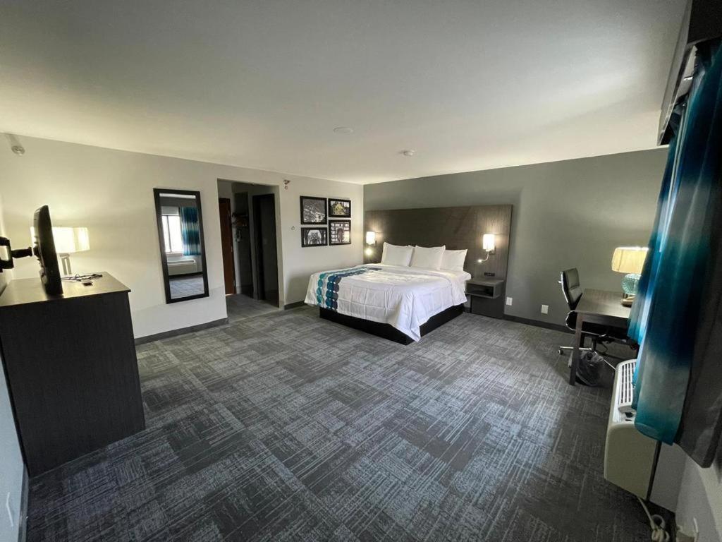 La Quinta Inn By Wyndham Indianapolis Airport Executive Dr Exterior photo