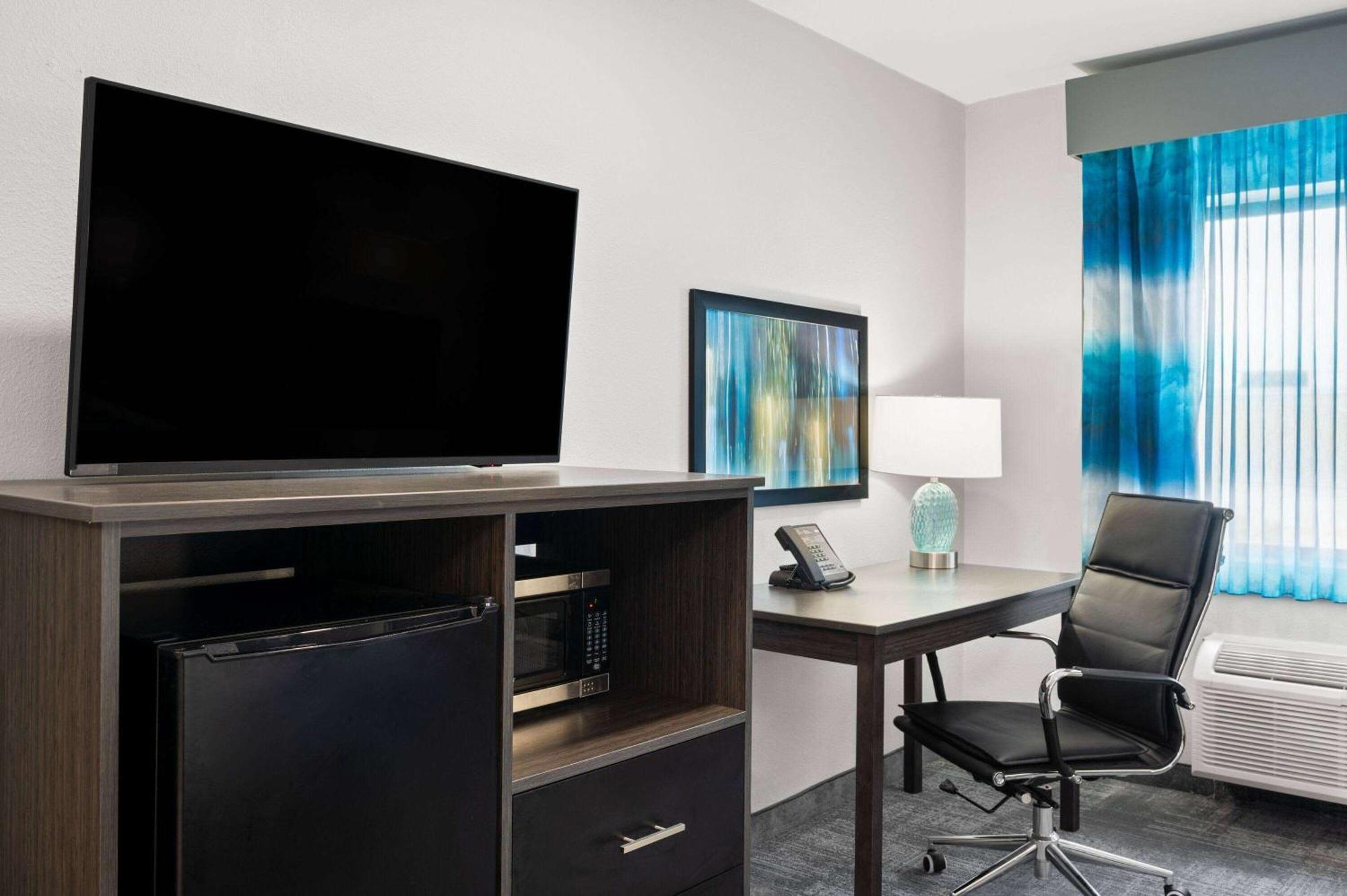 La Quinta Inn By Wyndham Indianapolis Airport Executive Dr Exterior photo