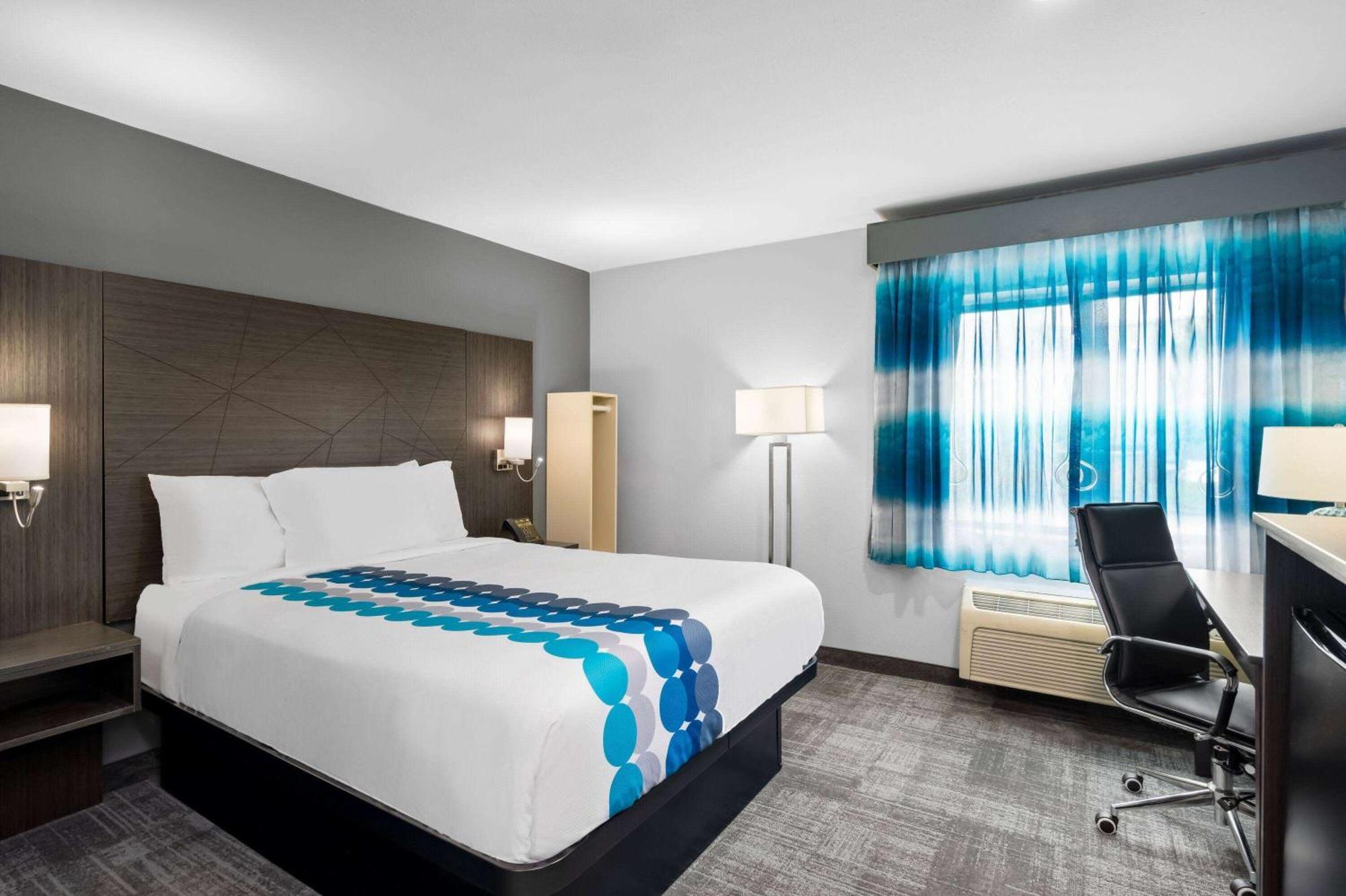 La Quinta Inn By Wyndham Indianapolis Airport Executive Dr Exterior photo