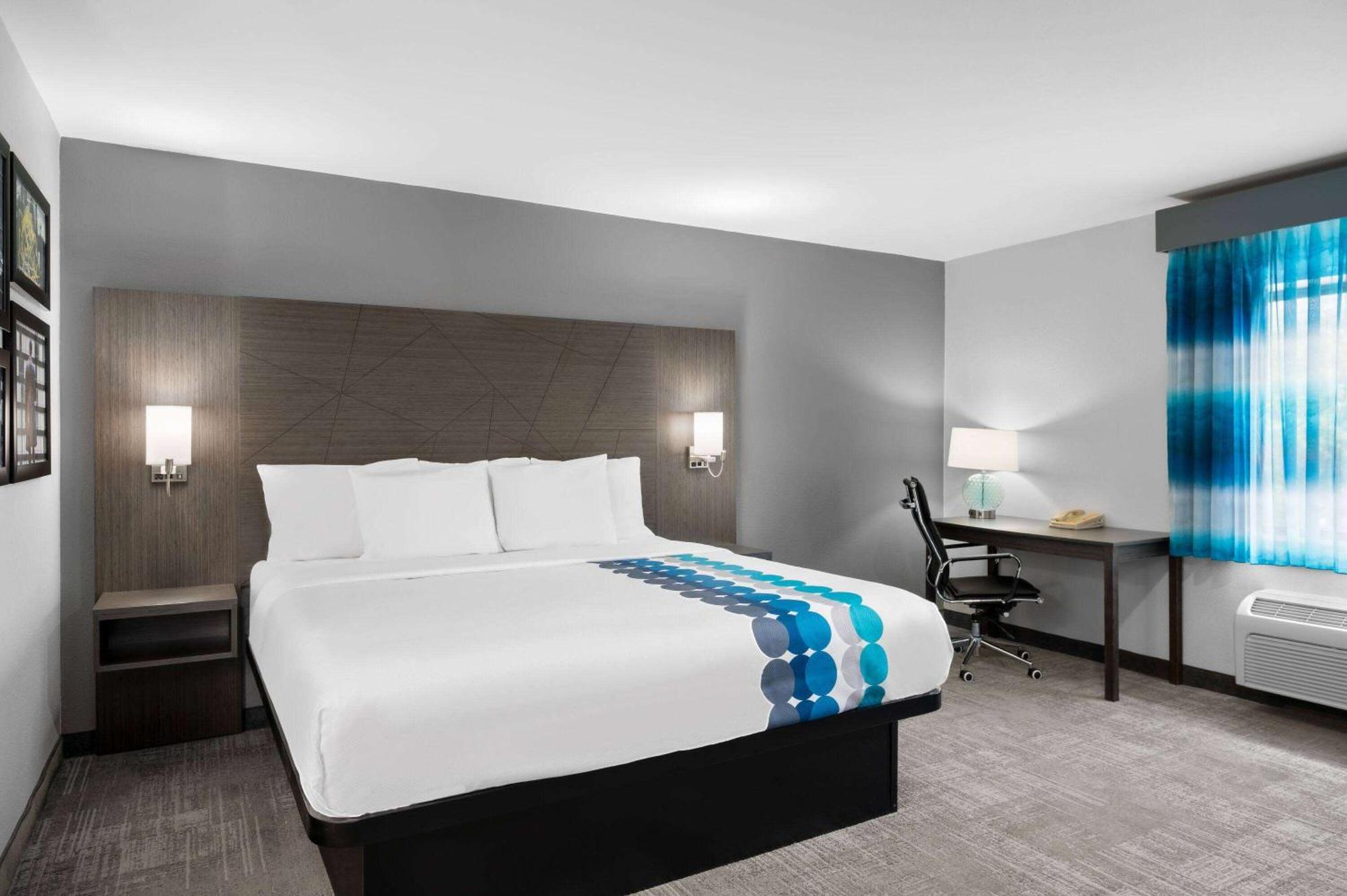 La Quinta Inn By Wyndham Indianapolis Airport Executive Dr Exterior photo