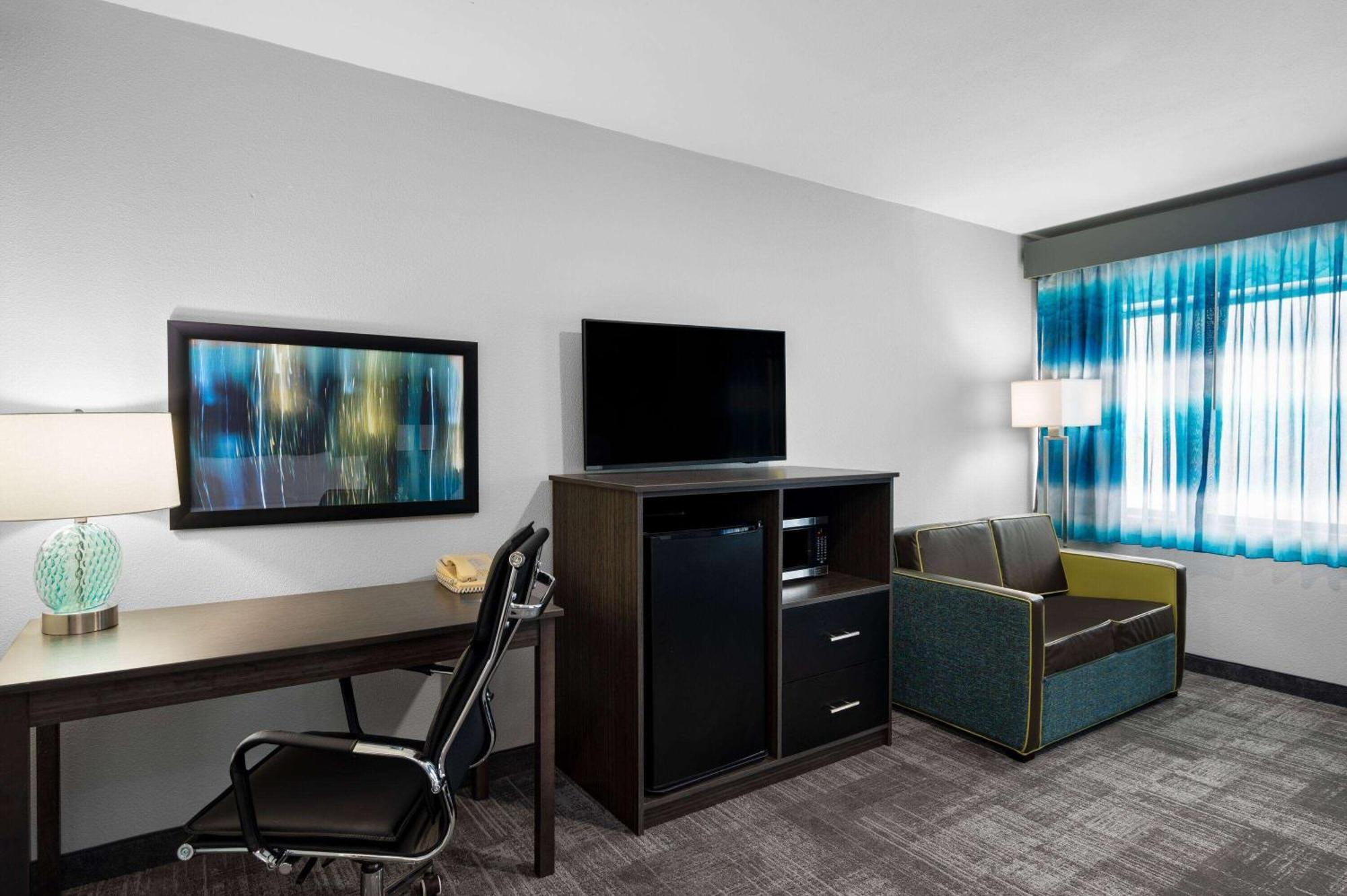 La Quinta Inn By Wyndham Indianapolis Airport Executive Dr Exterior photo