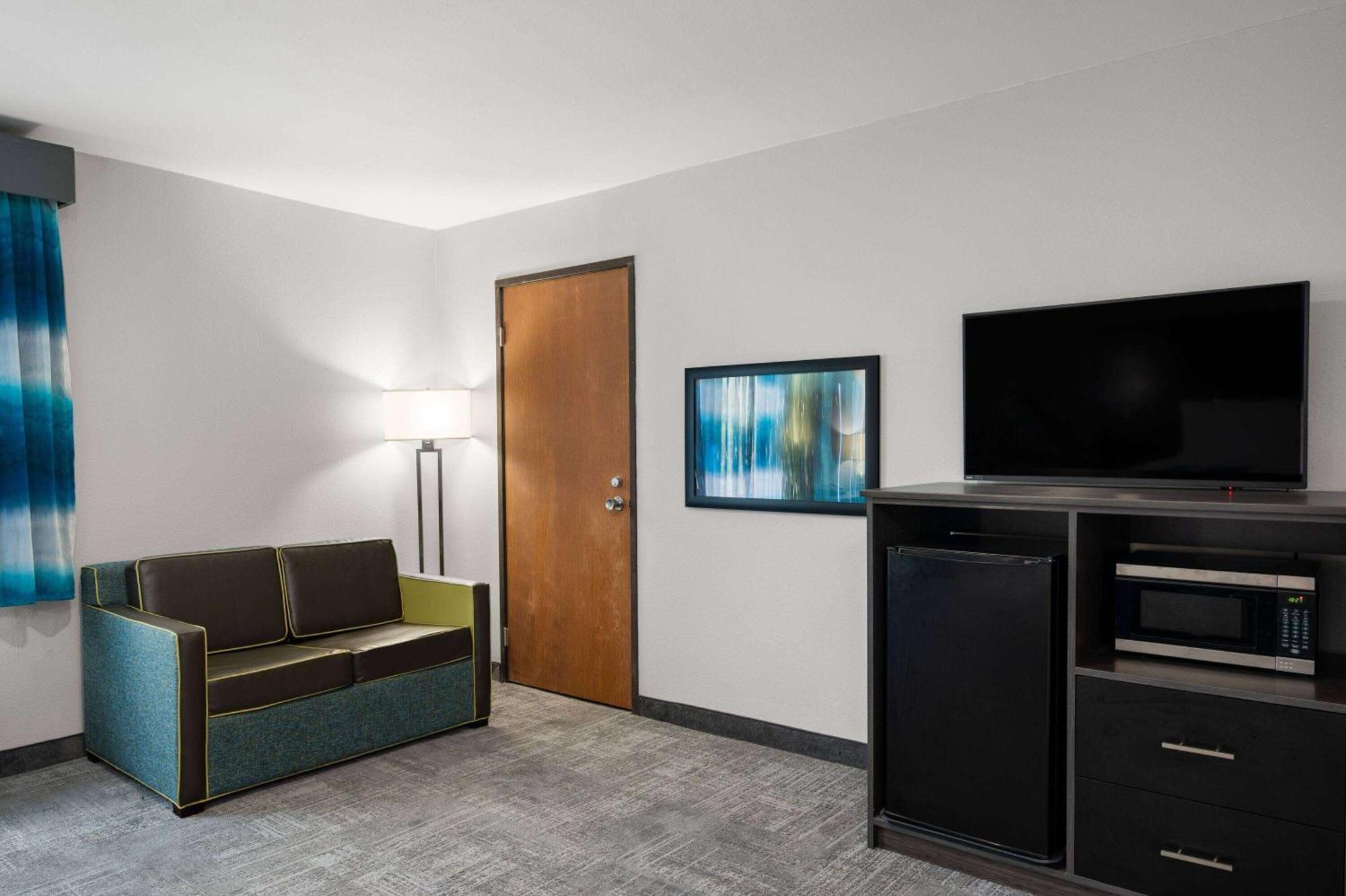 La Quinta Inn By Wyndham Indianapolis Airport Executive Dr Exterior photo