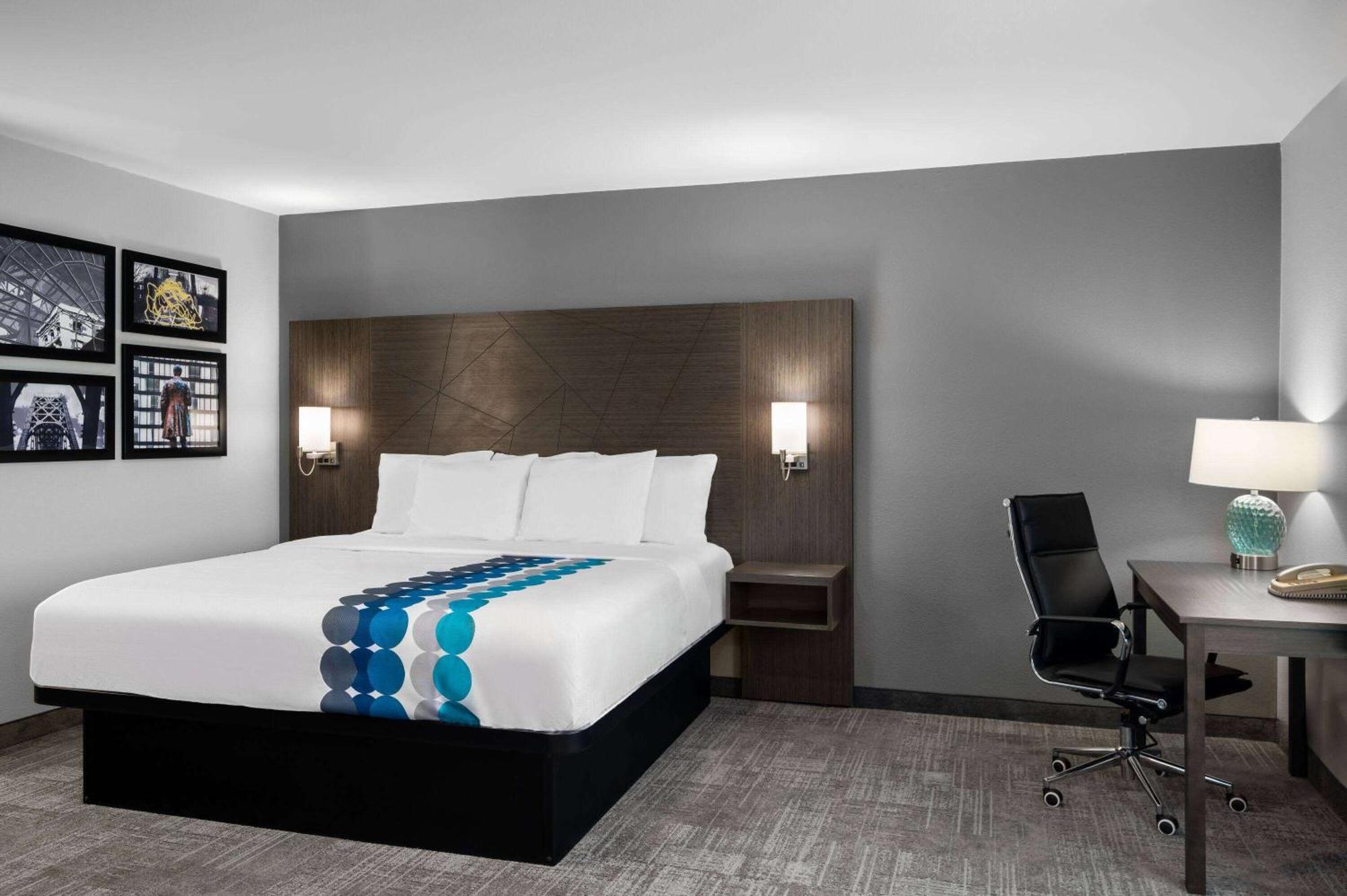 La Quinta Inn By Wyndham Indianapolis Airport Executive Dr Exterior photo