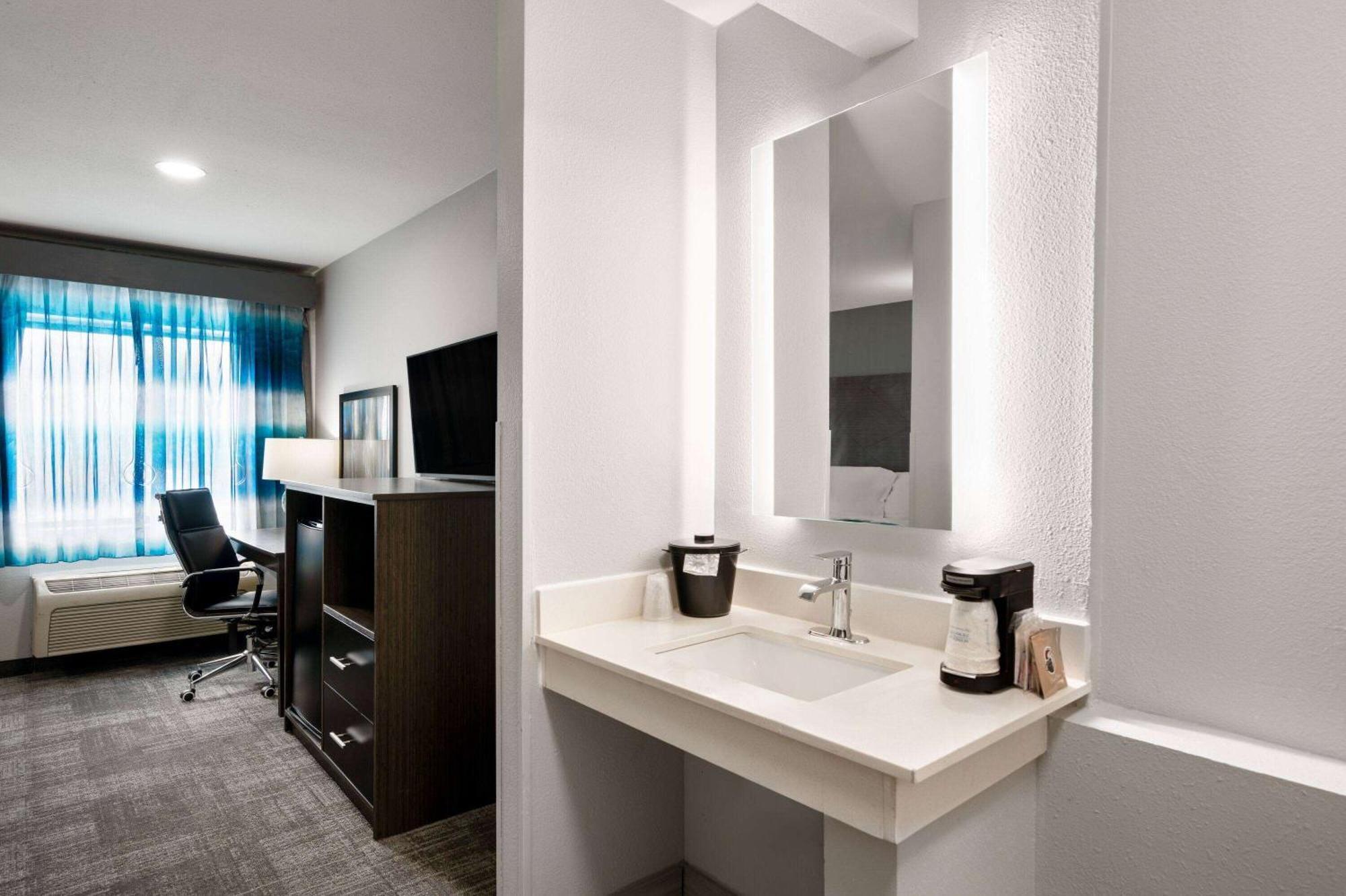 La Quinta Inn By Wyndham Indianapolis Airport Executive Dr Exterior photo