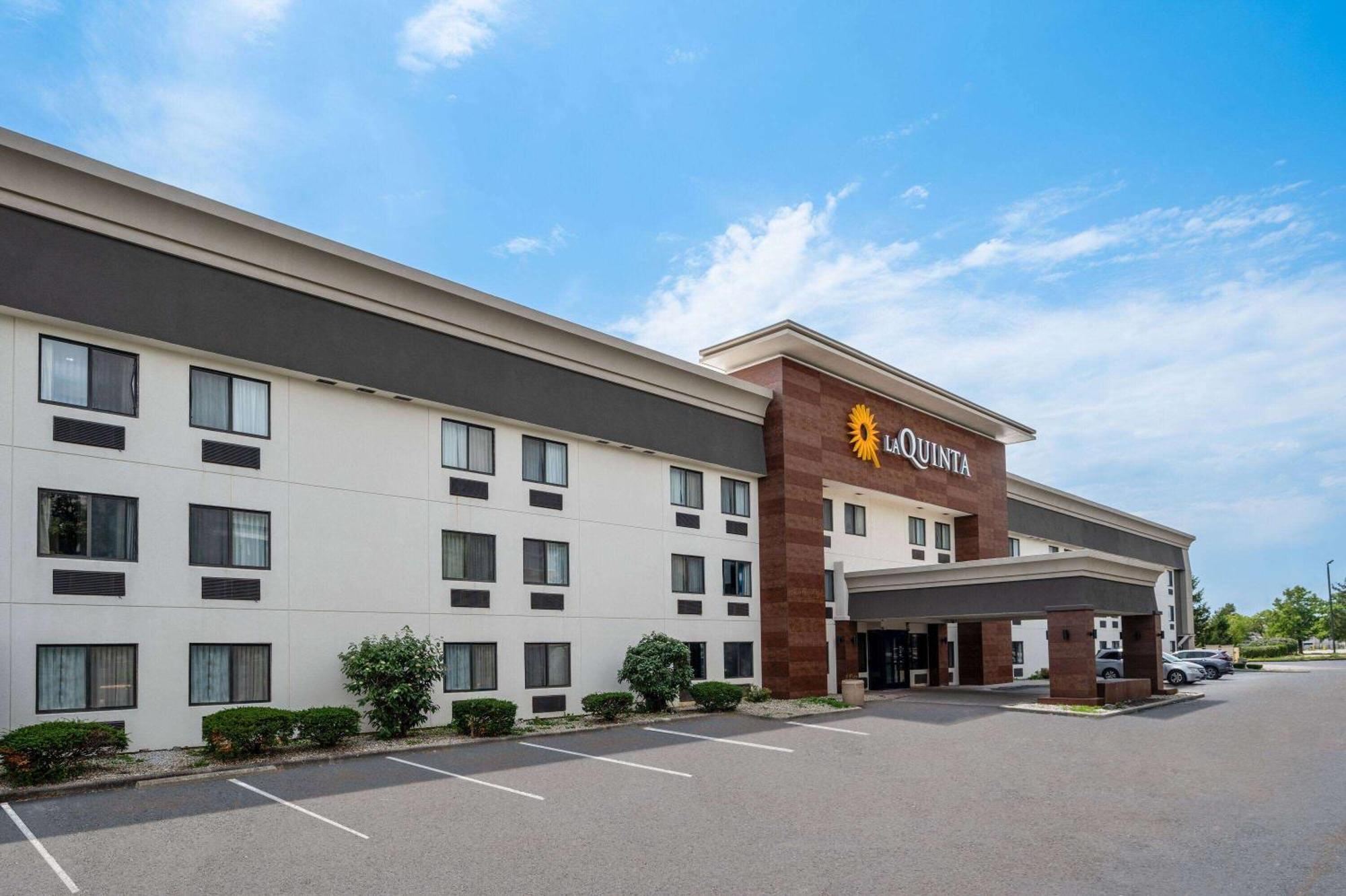 La Quinta Inn By Wyndham Indianapolis Airport Executive Dr Exterior photo