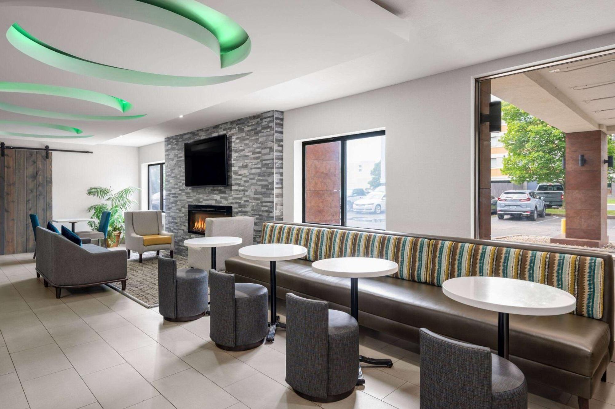 La Quinta Inn By Wyndham Indianapolis Airport Executive Dr Exterior photo