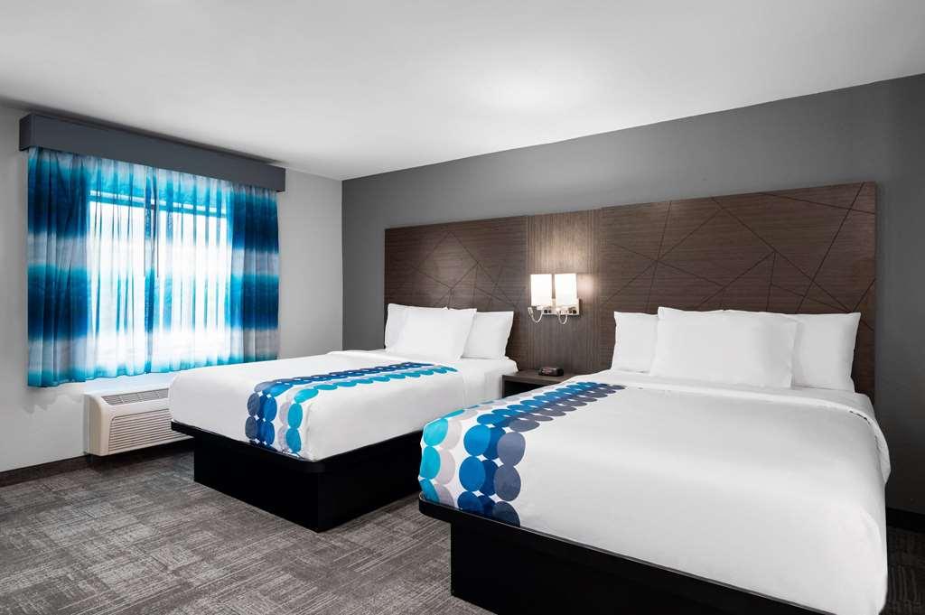 La Quinta Inn By Wyndham Indianapolis Airport Executive Dr Room photo