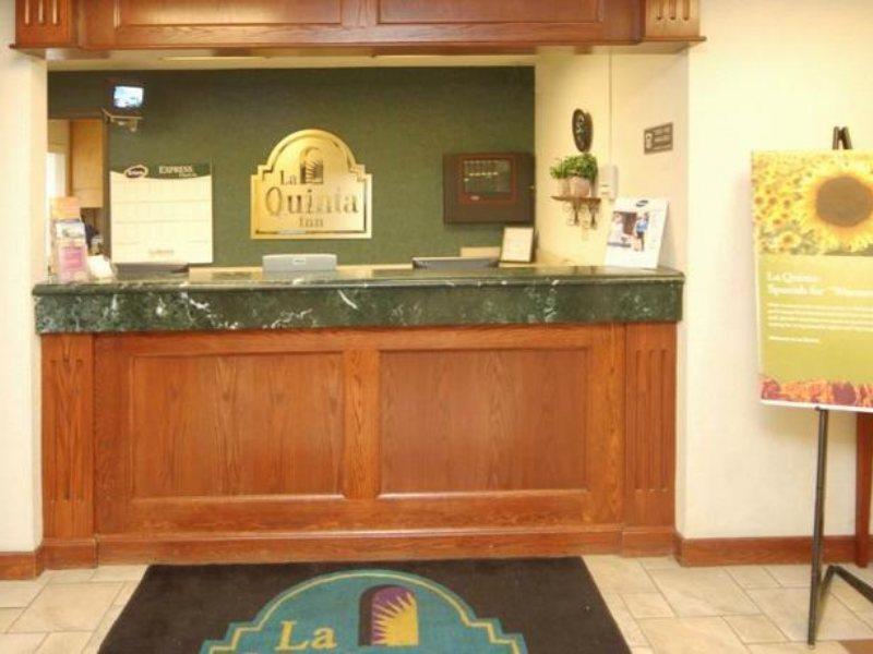 La Quinta Inn By Wyndham Indianapolis Airport Executive Dr Exterior photo