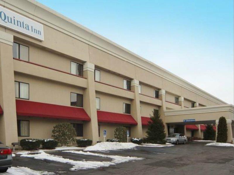 La Quinta Inn By Wyndham Indianapolis Airport Executive Dr Exterior photo