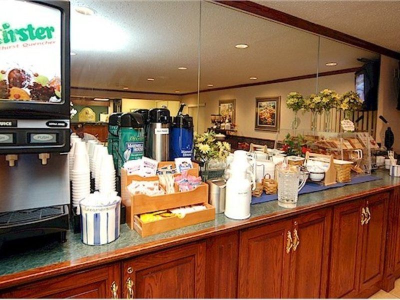 La Quinta Inn By Wyndham Indianapolis Airport Executive Dr Exterior photo
