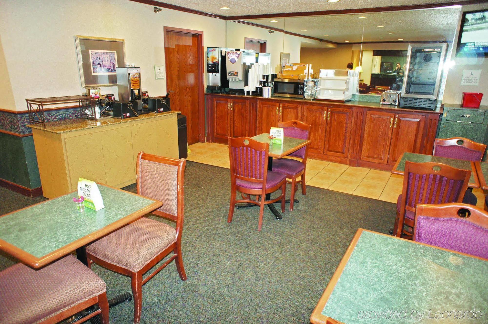 La Quinta Inn By Wyndham Indianapolis Airport Executive Dr Exterior photo