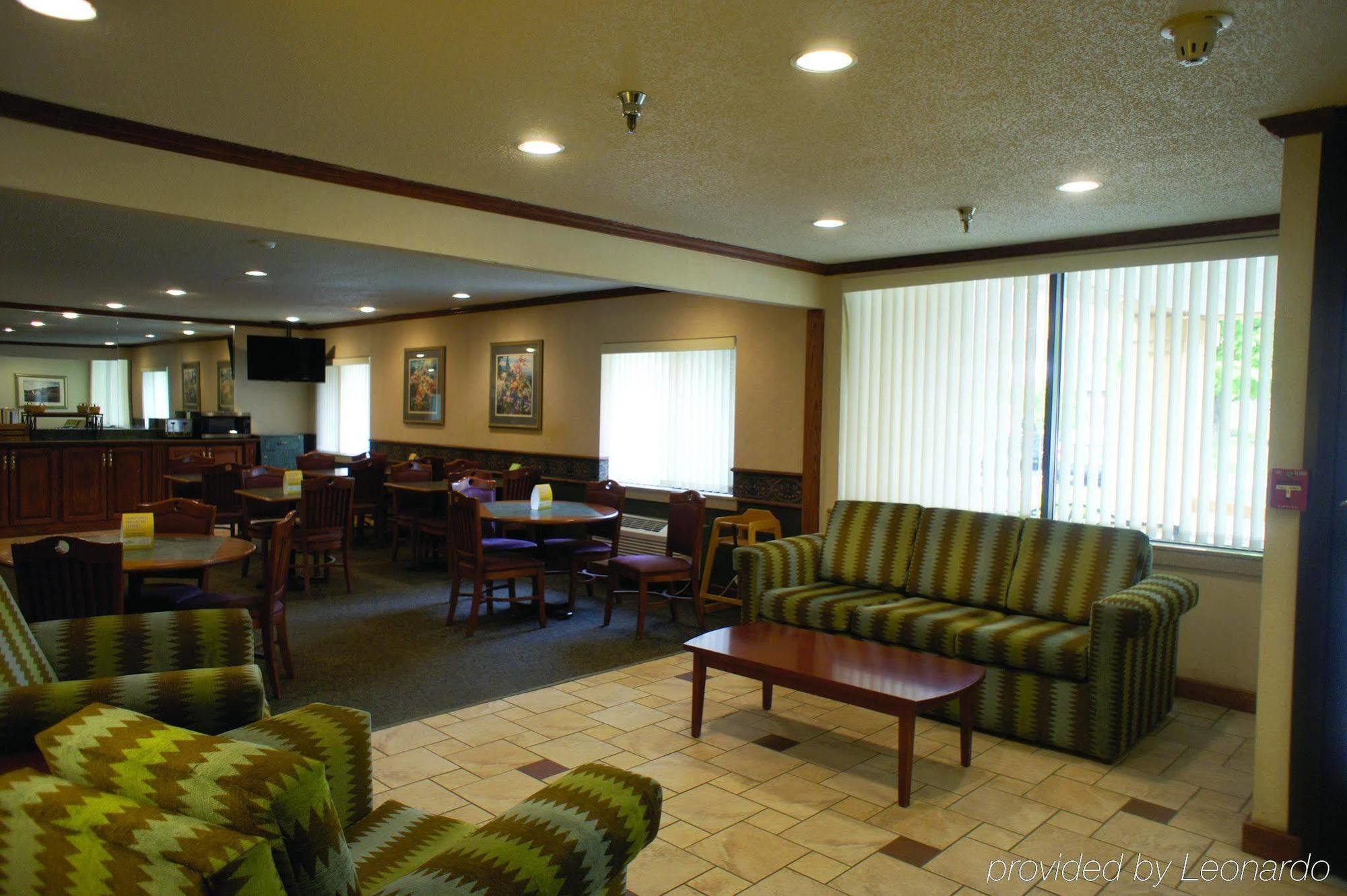 La Quinta Inn By Wyndham Indianapolis Airport Executive Dr Exterior photo